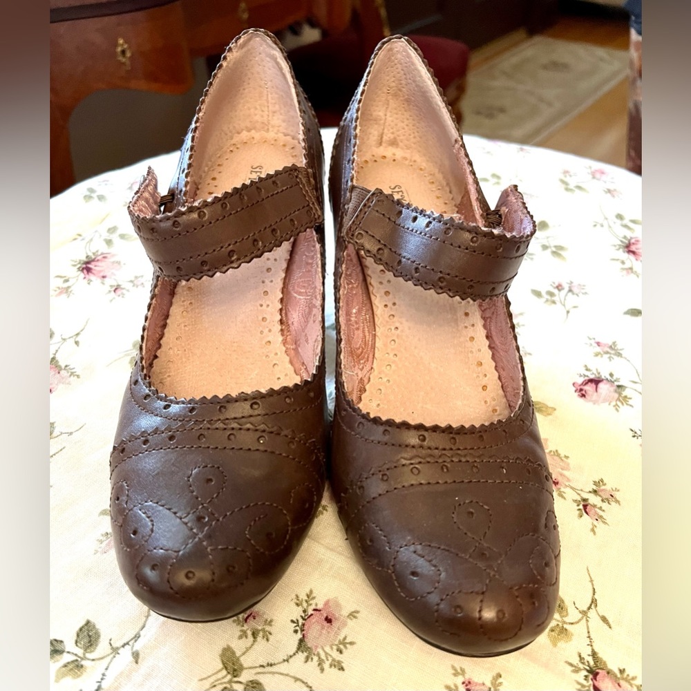 Adorable Seychelles 2 inch heels Stitching Retro Vintage worn once brown